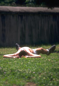 Joven haciendo gimnasia en la hierba